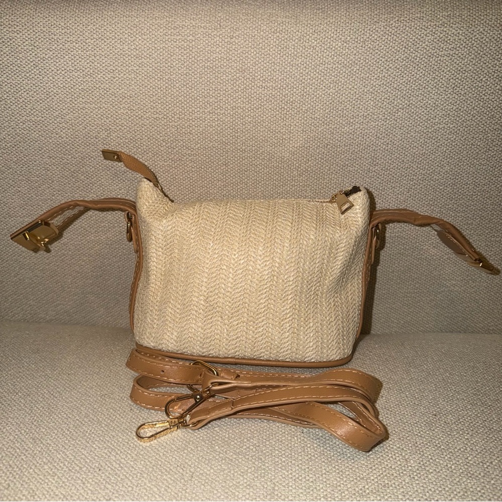 Elegant Tan and Cream Women's Woven Straw and Faux Leather Handbag/Shoulder Bag - Picture 5 of 7